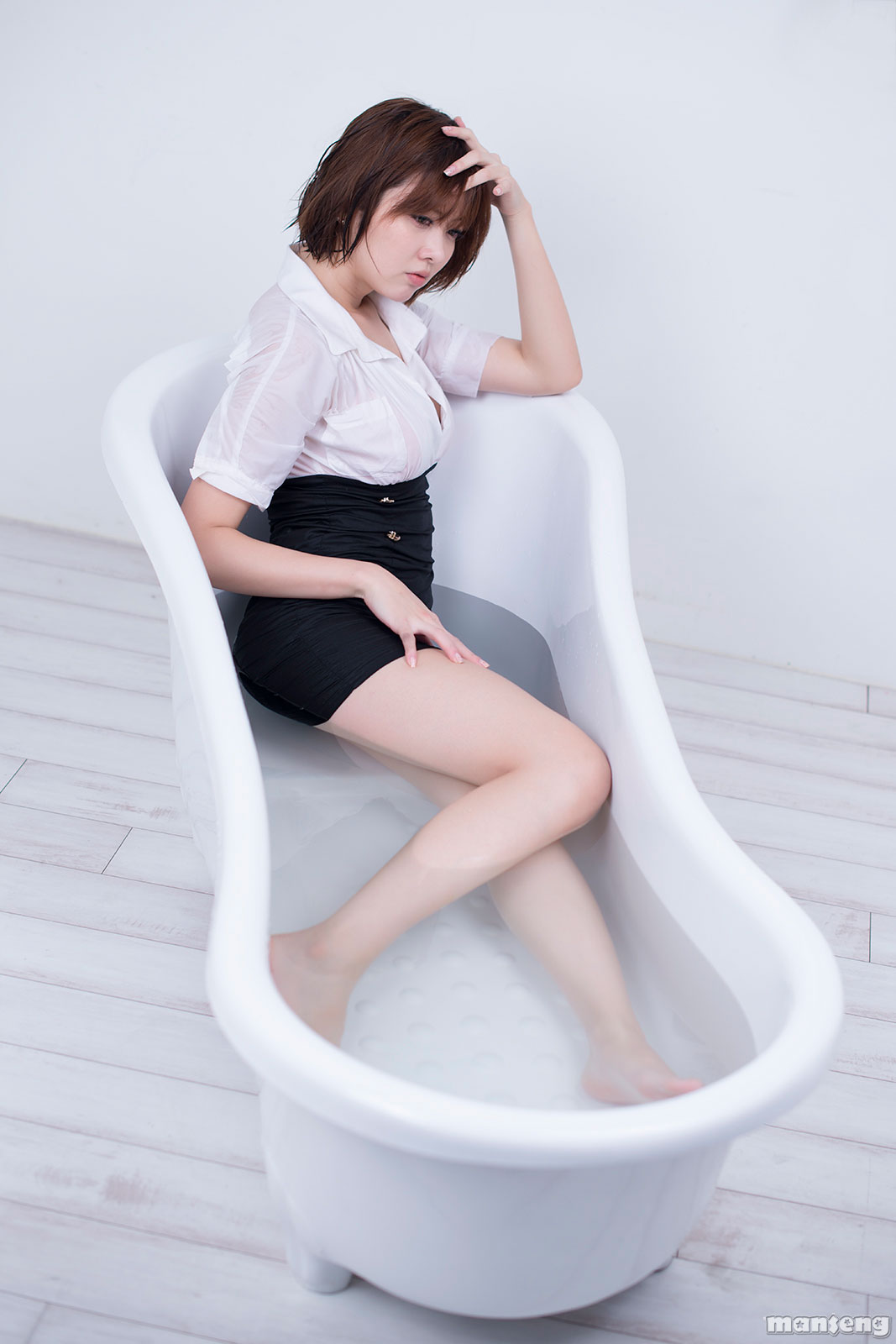 Nước làm ướt hết áo của em rồi