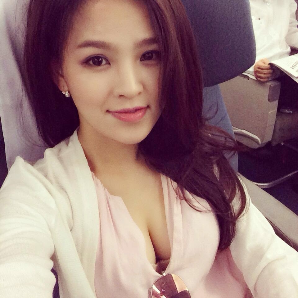 Gái xinh khoe ngực, không xem hơi phí