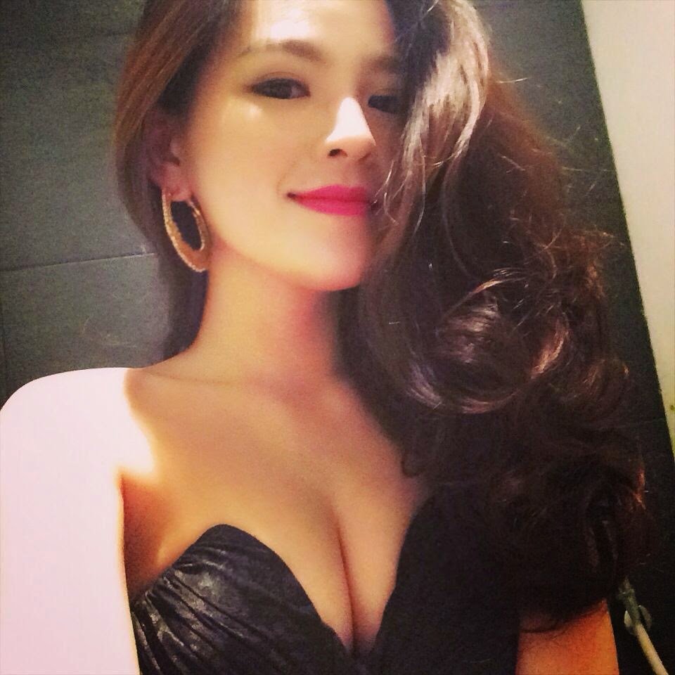 Gái xinh khoe ngực, không xem hơi phí