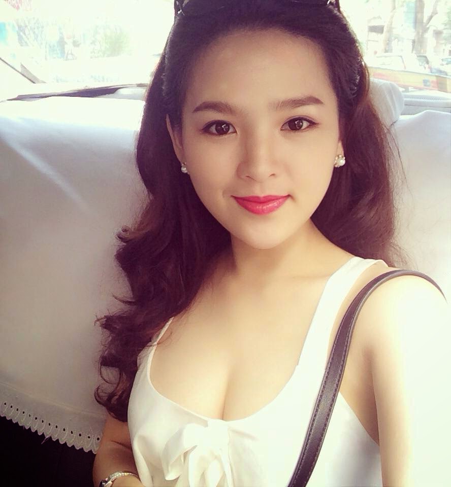 Gái xinh khoe ngực, không xem hơi phí