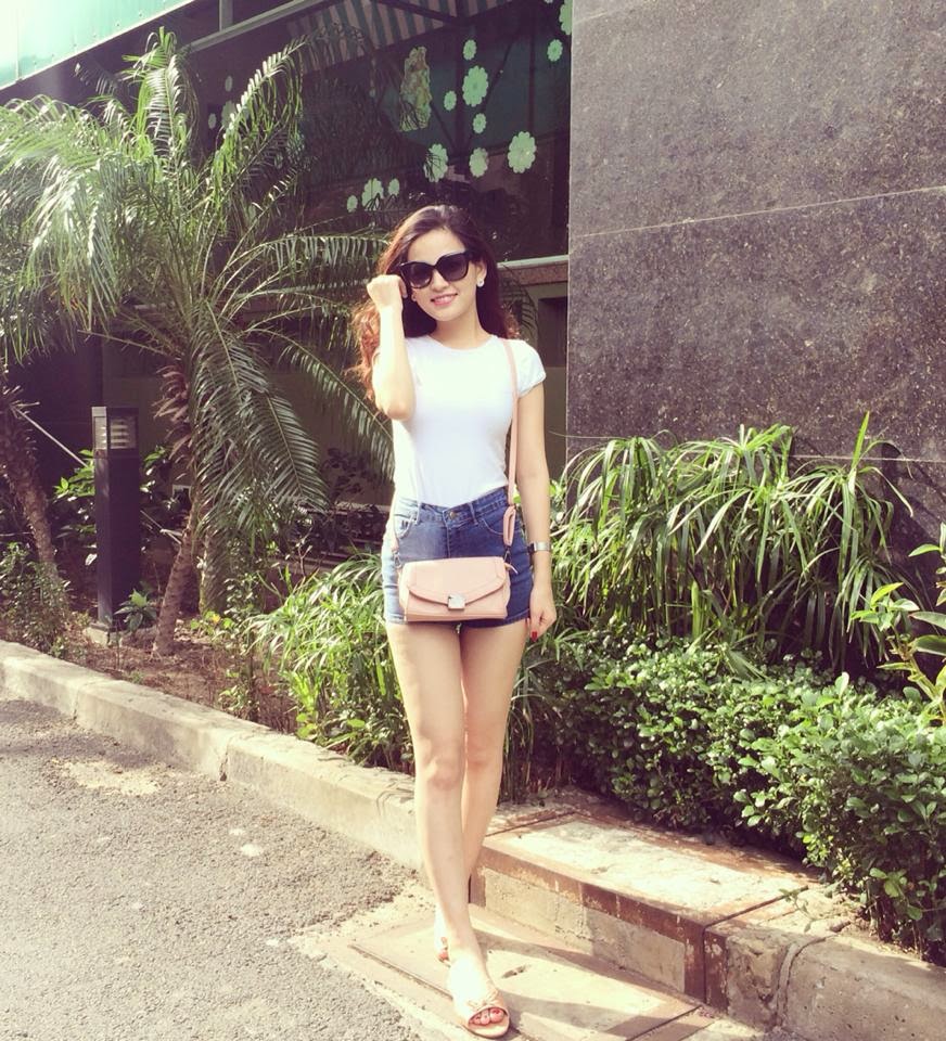 Gái xinh khoe ngực, không xem hơi phí