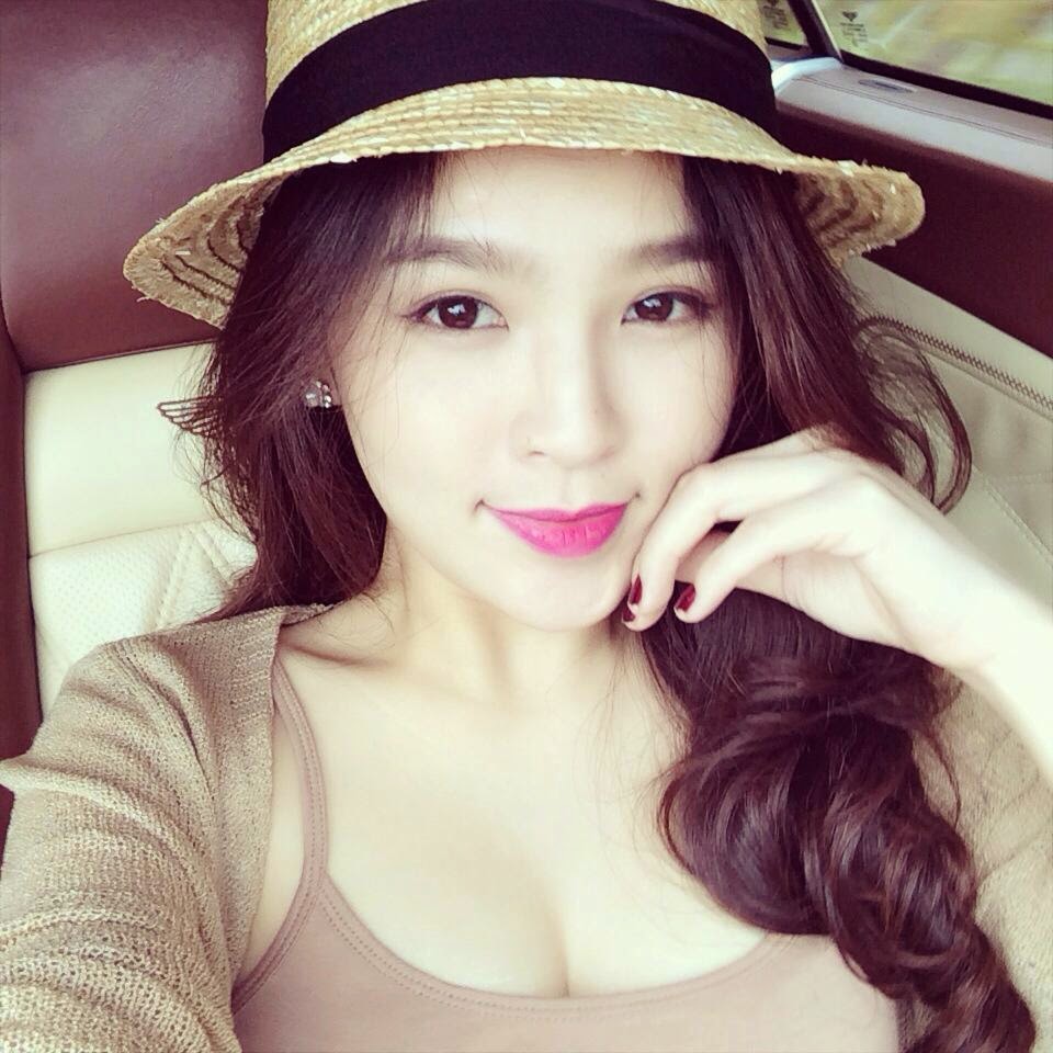 Gái xinh khoe ngực, không xem hơi phí