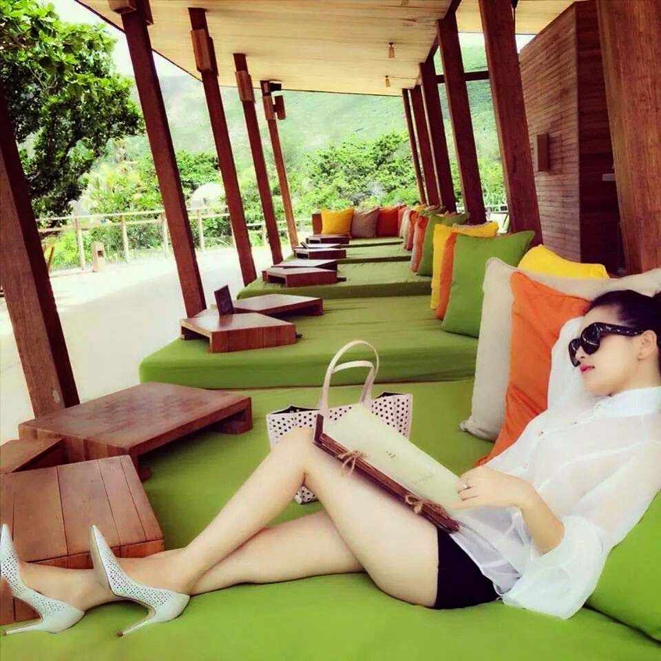 Gái xinh khoe ngực, không xem hơi phí