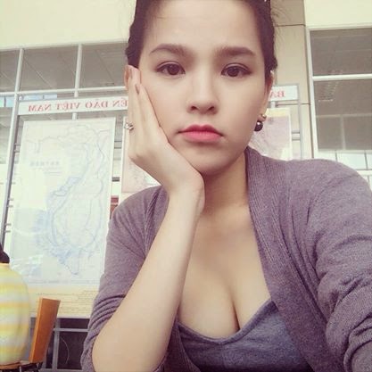 Gái xinh khoe ngực, không xem hơi phí