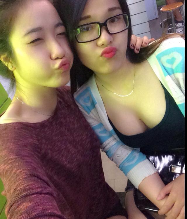 Hot girl mặt học sinh...