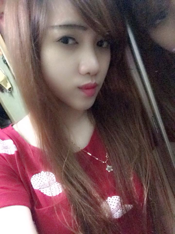 Hot girl mặt học sinh...