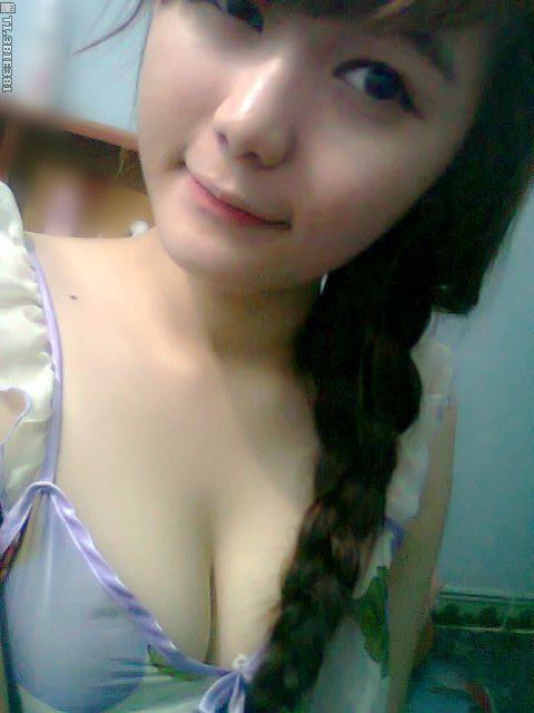 Những em gái bị phạt vì ngực quá to so với qui định - Phần 1