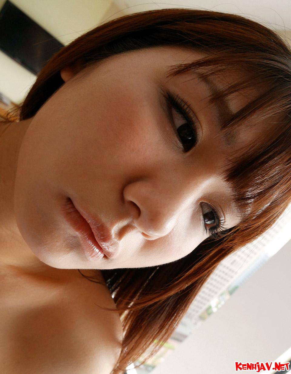 Em gái Nhật chăm sóc khách hàng chu đáo