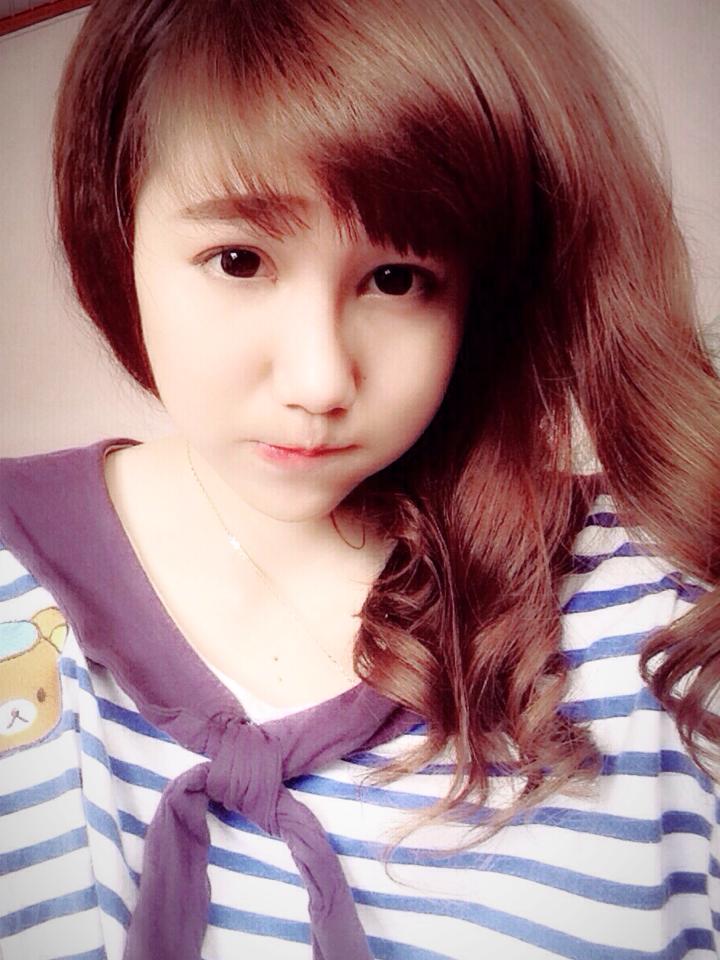 Bé gái xinh xắn tự sướng