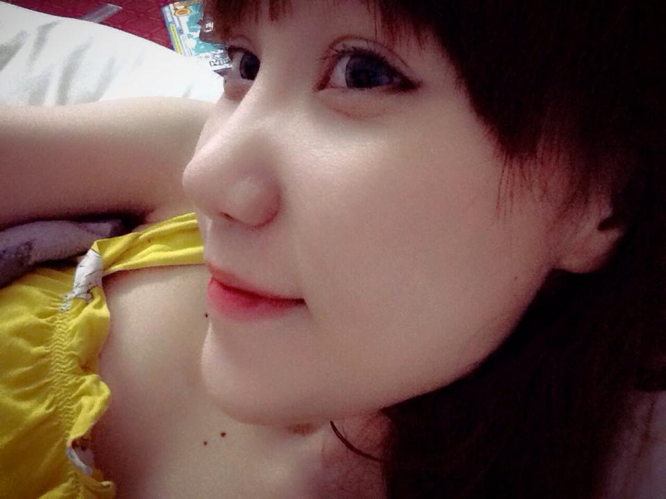 Bé gái xinh xắn tự sướng