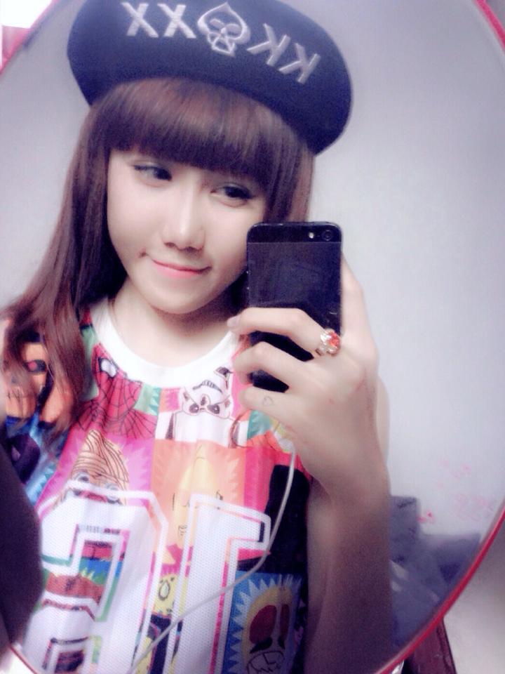 Bé gái xinh xắn tự sướng