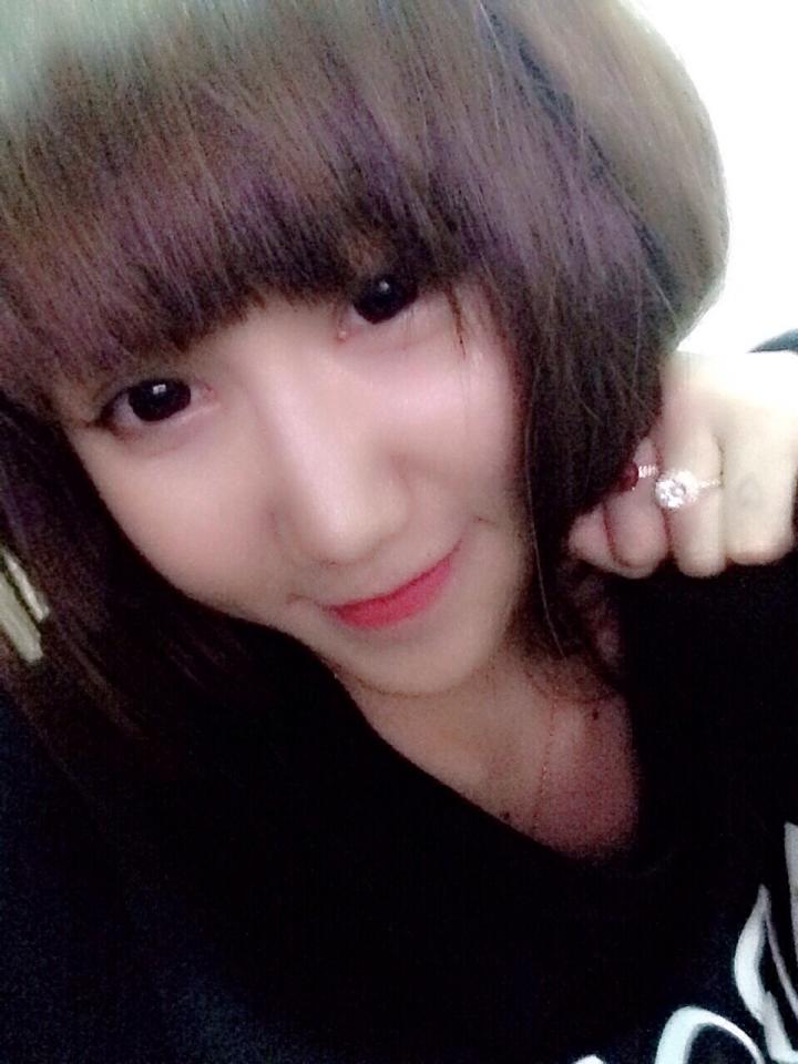 Bé gái xinh xắn tự sướng