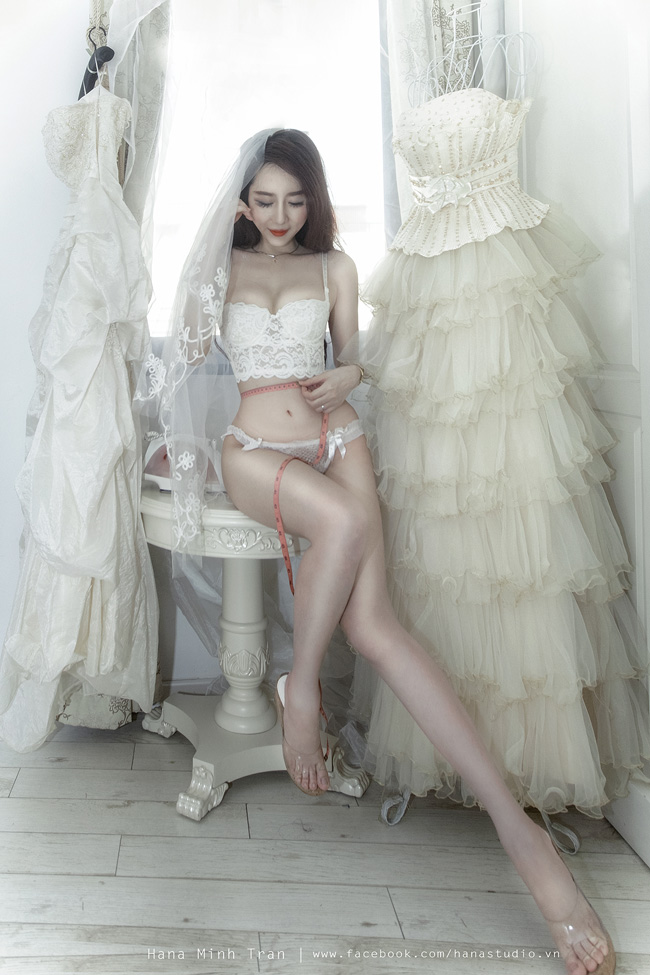 Nu Phạm khoe mình với bộ đồ ren mỏng manh