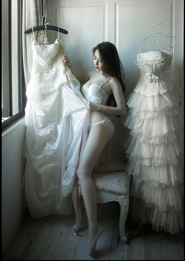 Nu Phạm khoe mình với bộ đồ ren mỏng manh