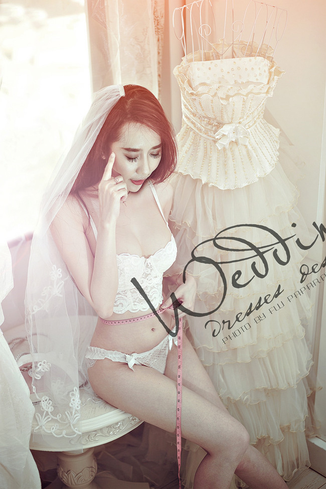 Nu Phạm khoe mình với bộ đồ ren mỏng manh