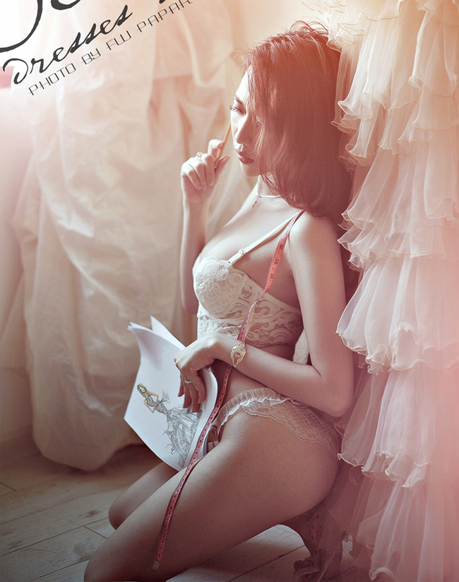 Nu Phạm khoe mình với bộ đồ ren mỏng manh