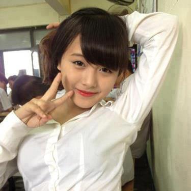 Áo của mấy em này hơi bị chật thì phải