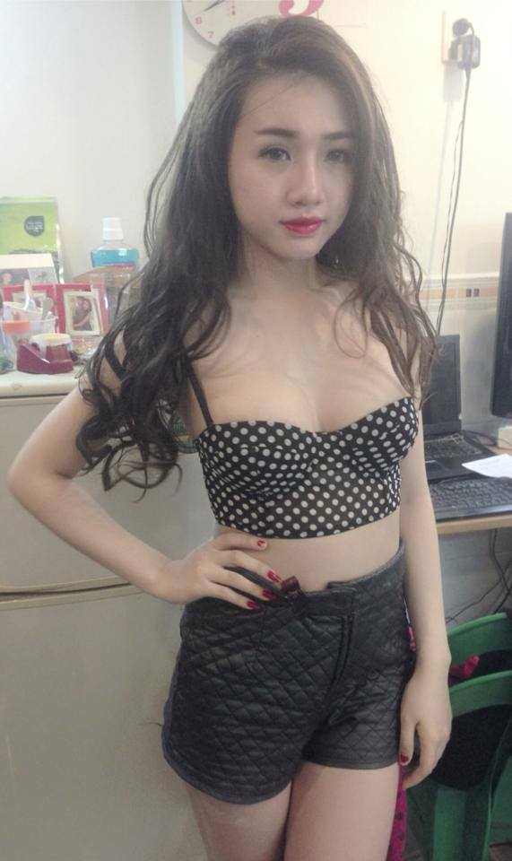 Áo của mấy em này hơi bị chật thì phải