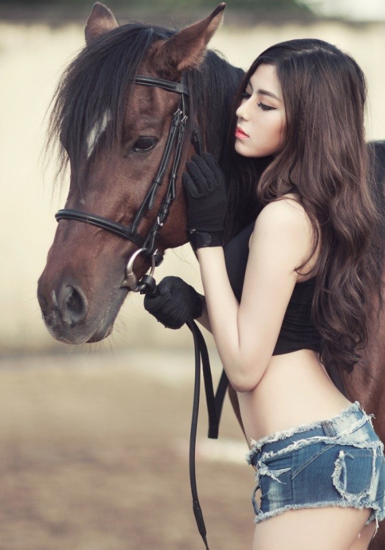 Người mẫu uốn éo tạo dáng gợi cảm