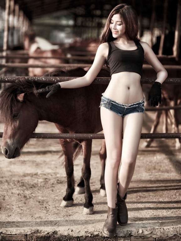 Người mẫu uốn éo tạo dáng gợi cảm