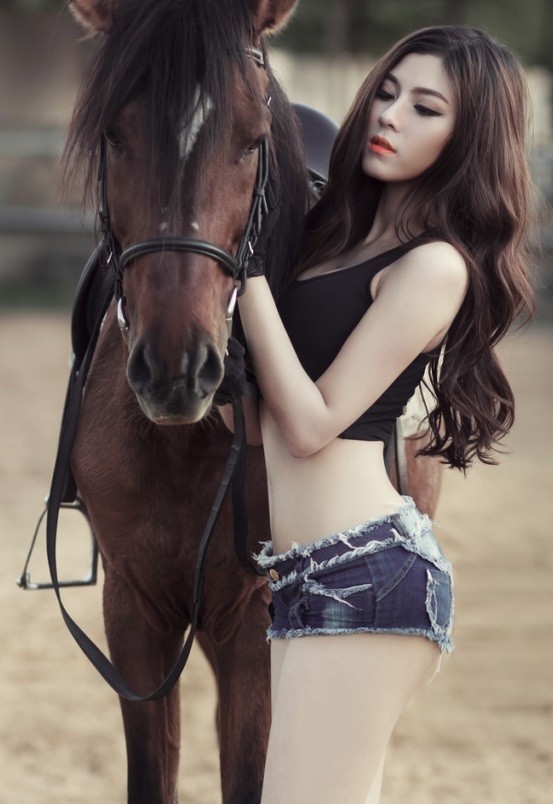 Người mẫu uốn éo tạo dáng gợi cảm