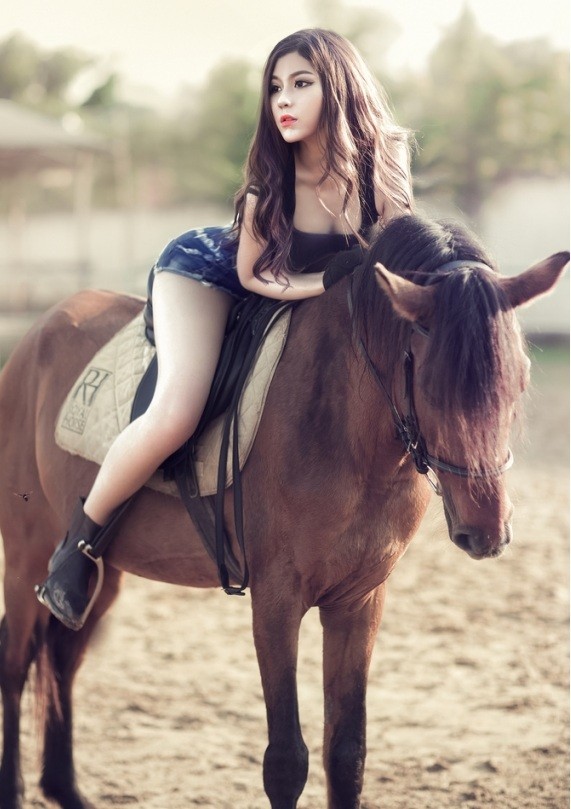 Người mẫu uốn éo tạo dáng gợi cảm