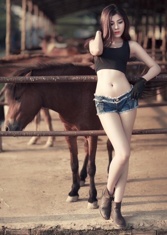 Người mẫu uốn éo tạo dáng gợi cảm