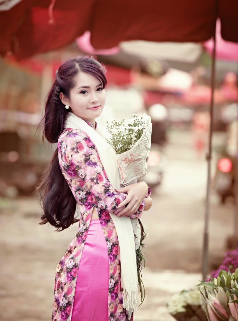 Người đẹp áo dài thước tha trên hè phố