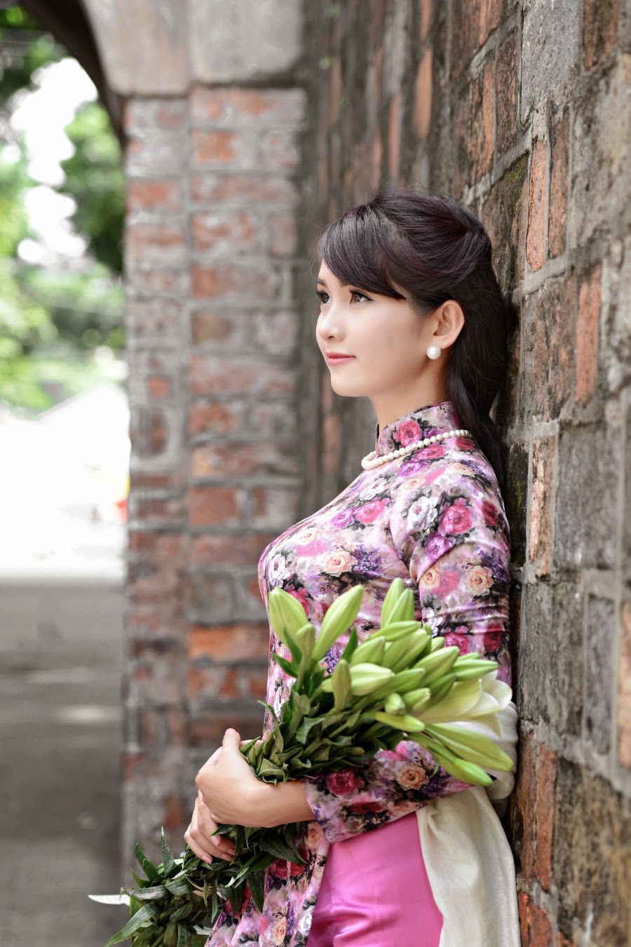 Người đẹp áo dài thước tha trên hè phố