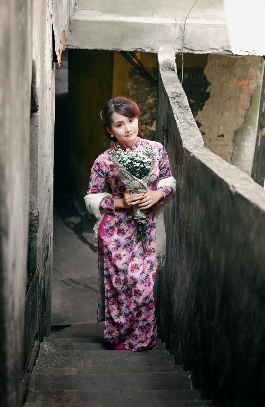 Người đẹp áo dài thước tha trên hè phố