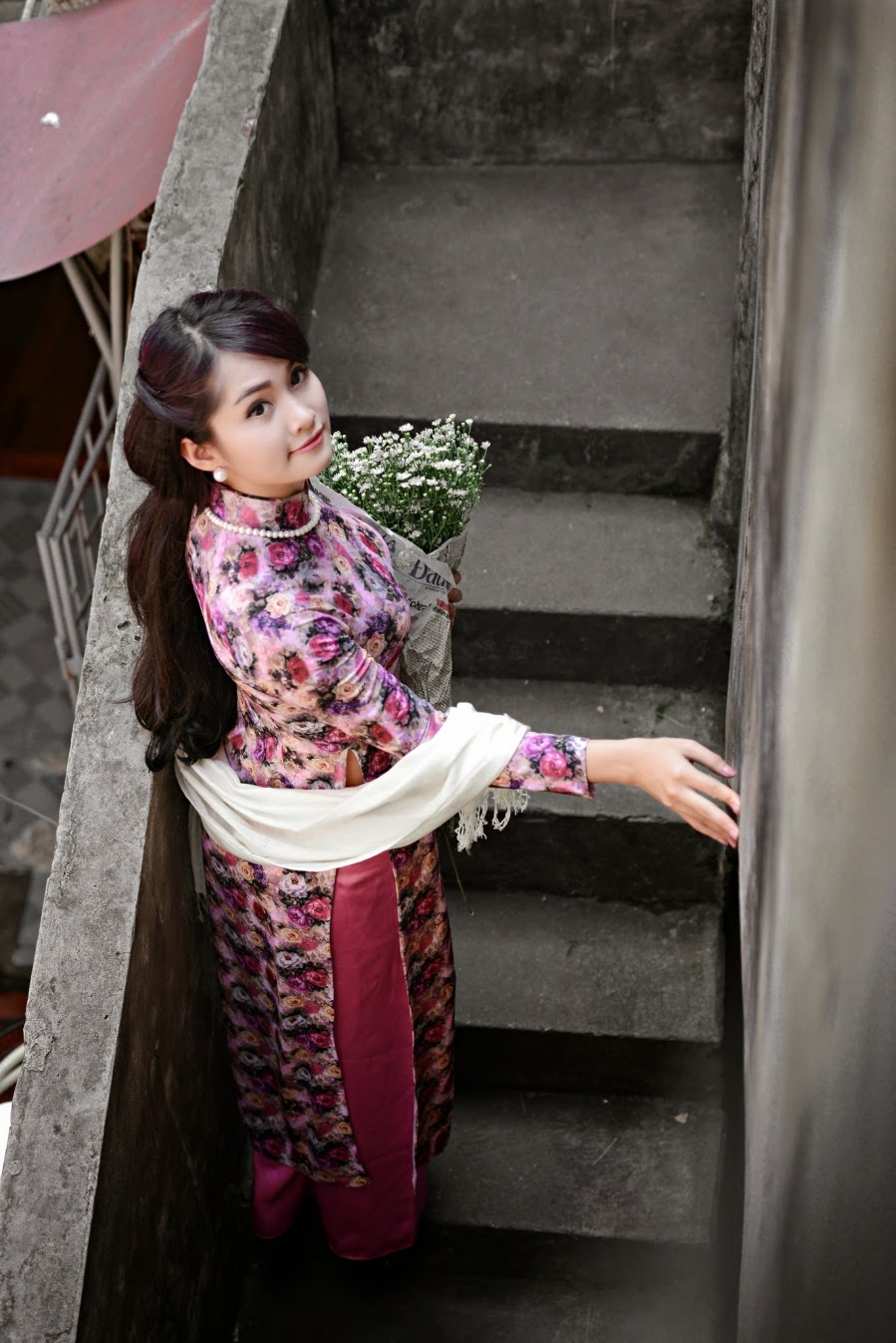 Người đẹp áo dài thước tha trên hè phố