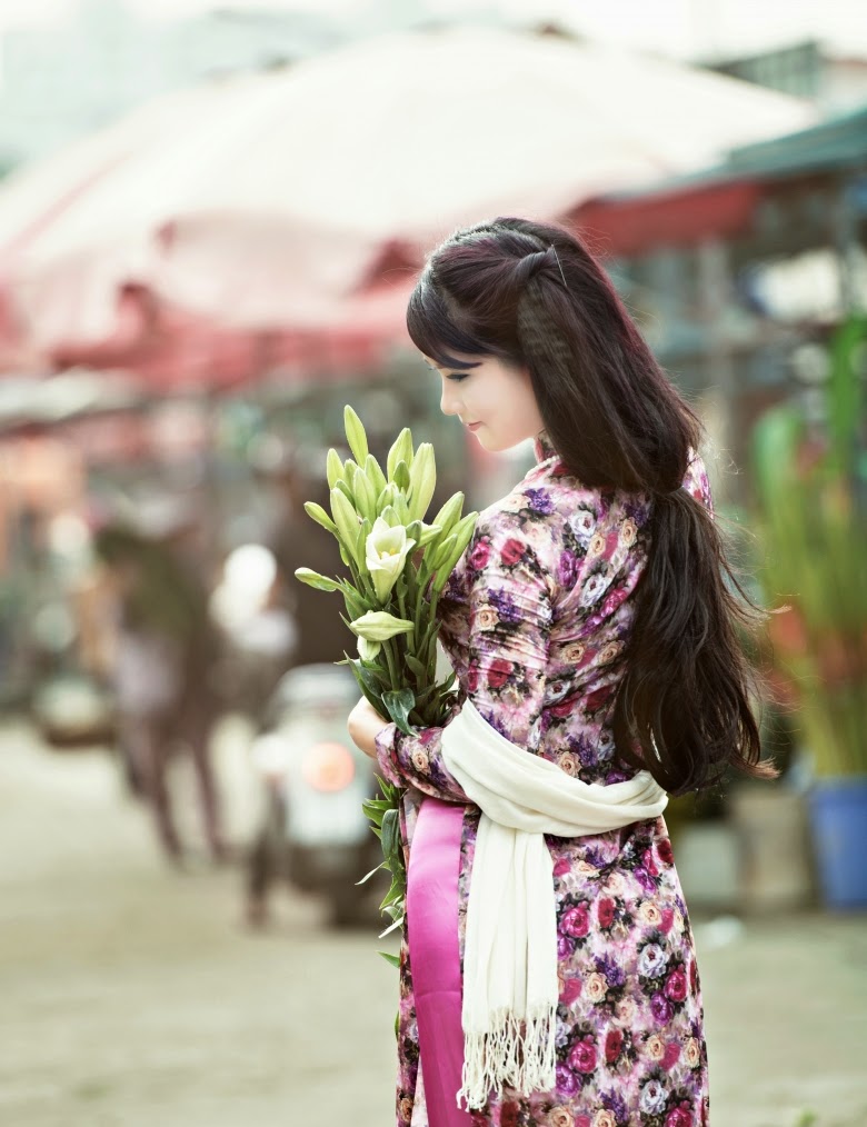 Người đẹp áo dài thước tha trên hè phố