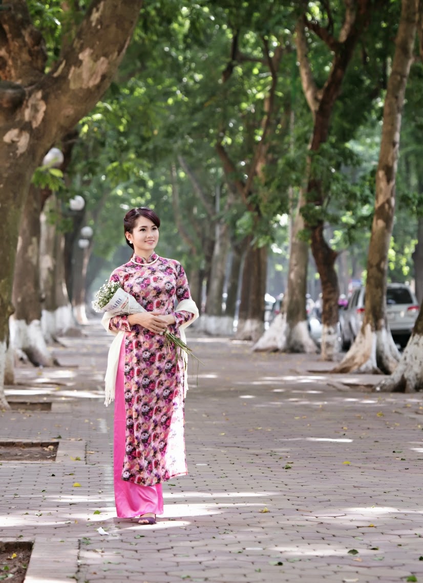 Người đẹp áo dài thước tha trên hè phố