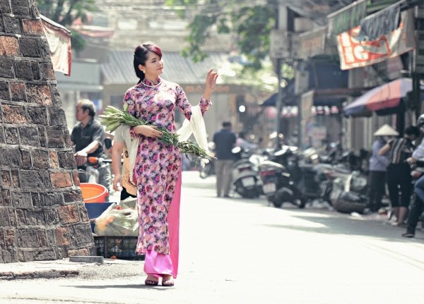 Người đẹp áo dài thước tha trên hè phố