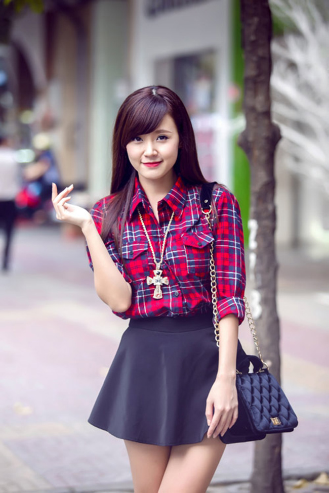 Midu dạo phố khoe làn da trắng hồng