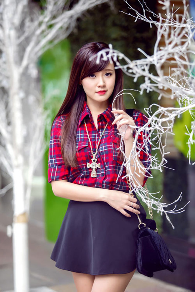 Midu dạo phố khoe làn da trắng hồng