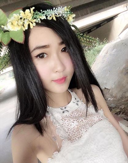 Nữ sinh cấp ba Vy Phạm xinh xắn tự sướng