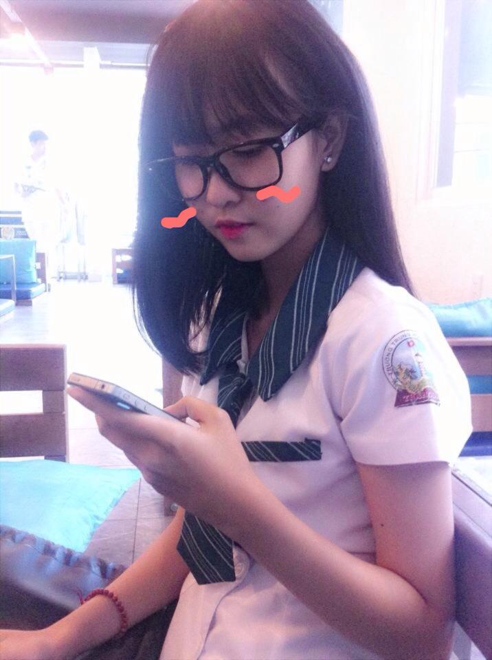 Nữ sinh cấp ba Vy Phạm xinh xắn tự sướng