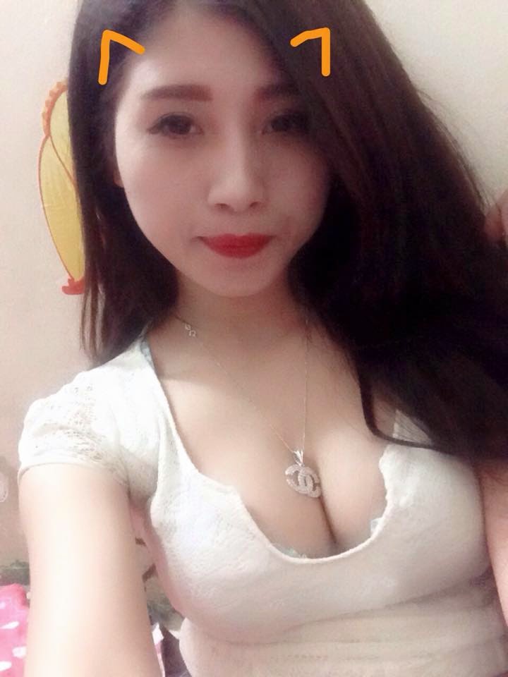 Gái Việt xinh khoe vếu trá hình