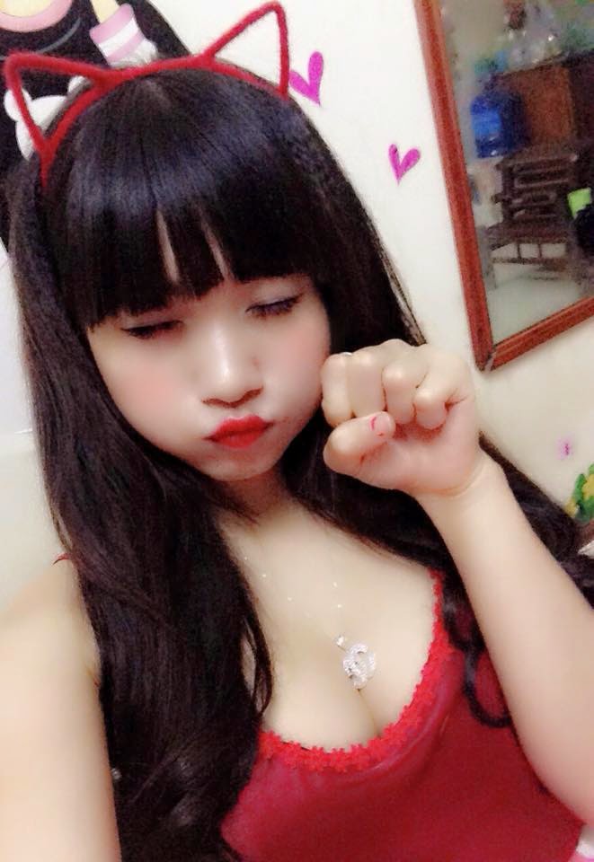 Gái Việt xinh khoe vếu trá hình