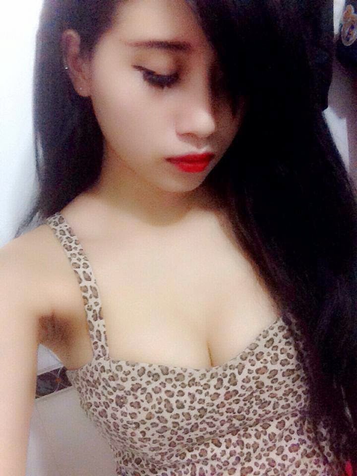 Gái Việt xinh khoe vếu trá hình