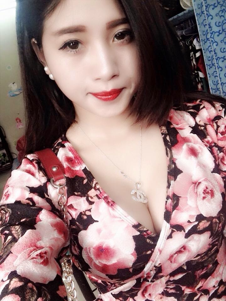 Gái Việt xinh khoe vếu trá hình