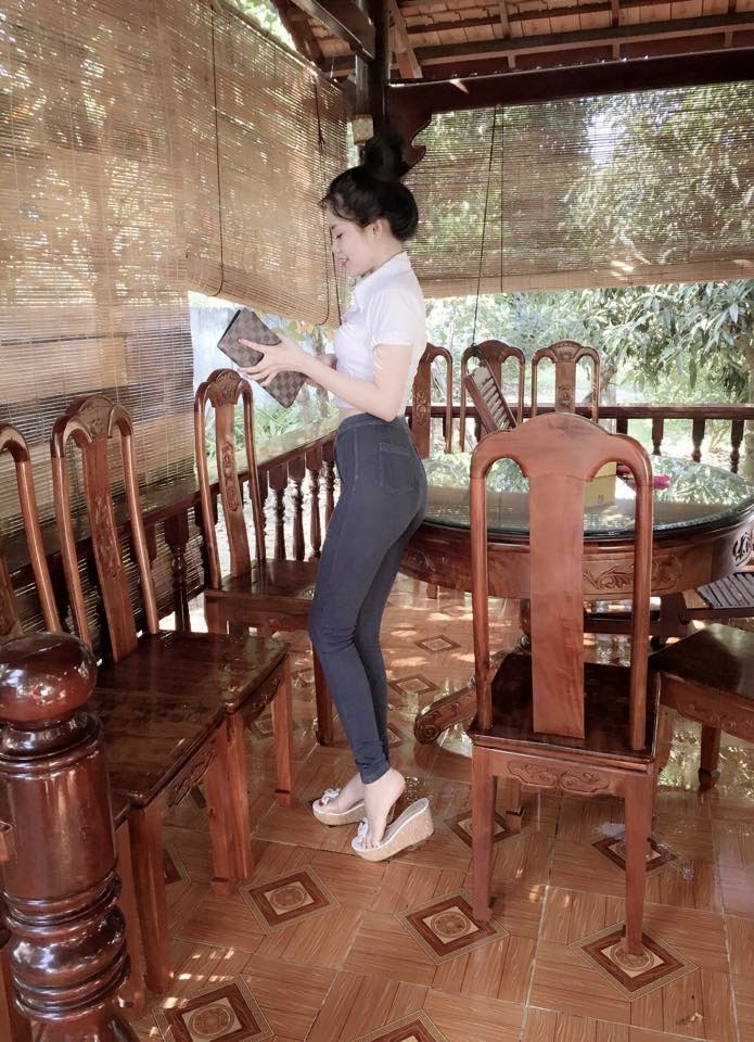 Gái Việt xinh khoe vếu trá hình