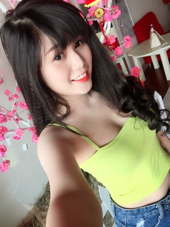 Gái Việt xinh khoe vếu trá hình
