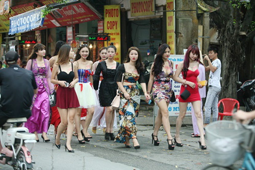 Các thiếu nữ Hà thành khoe ngực chuẩn 3kg