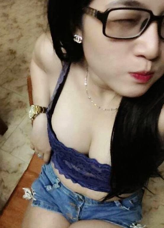 Gái đẹp ngực trắng nõn nà