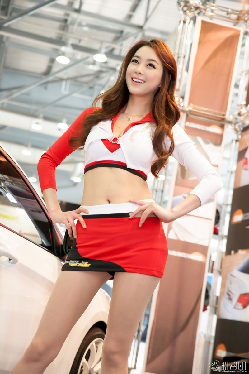 Siêu mẫu Ju Da Ha ăn mặc sexy để khoe xe