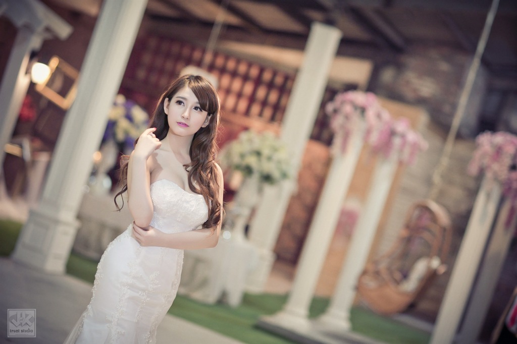 Hot girl Huyền Linh điệu đà cùng áo cưới