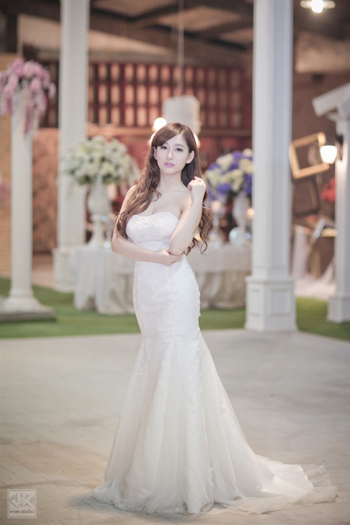 Hot girl Huyền Linh điệu đà cùng áo cưới