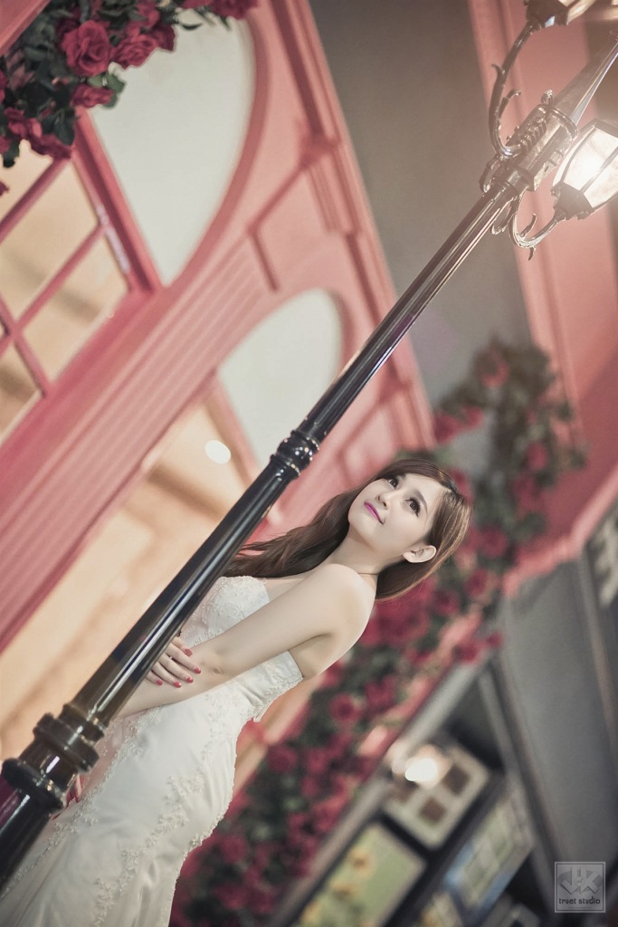 Hot girl Huyền Linh điệu đà cùng áo cưới